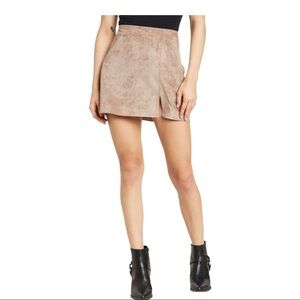 NEW Suede Mini Skirt BLANKNYC tan back zip lined Size 30
Ch